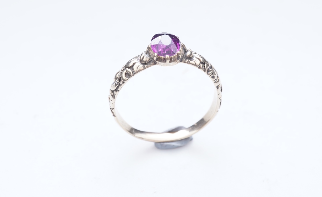 A garnet ring with carved floral gold band, 19th century
